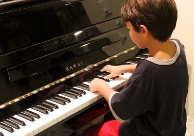 ピアノを練習する子供